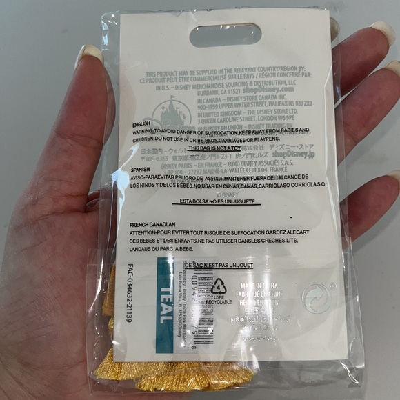 Disney’s Aladdin Magic Carpet Bag Charm Keychain - Picture 4 of 4